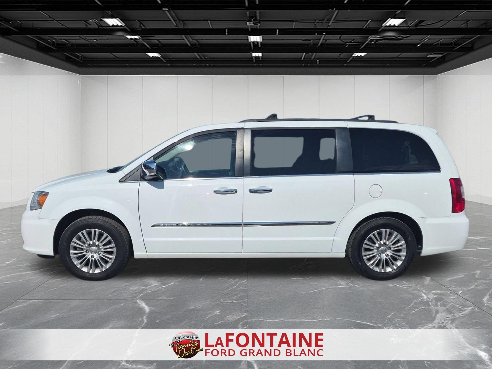 Used 2016 Chrysler Town & Country Anniversary Edition with VIN 2C4RC1CGXGR111801 for sale in Flint, MI